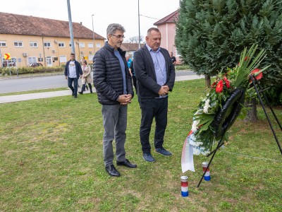 Polaganje vijenca-svi sveti (1 of 1)
