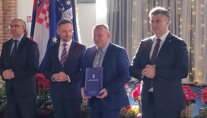 Premijer Plenković i ministar Piletić uručili ugovor vrijedan milijun kuna!